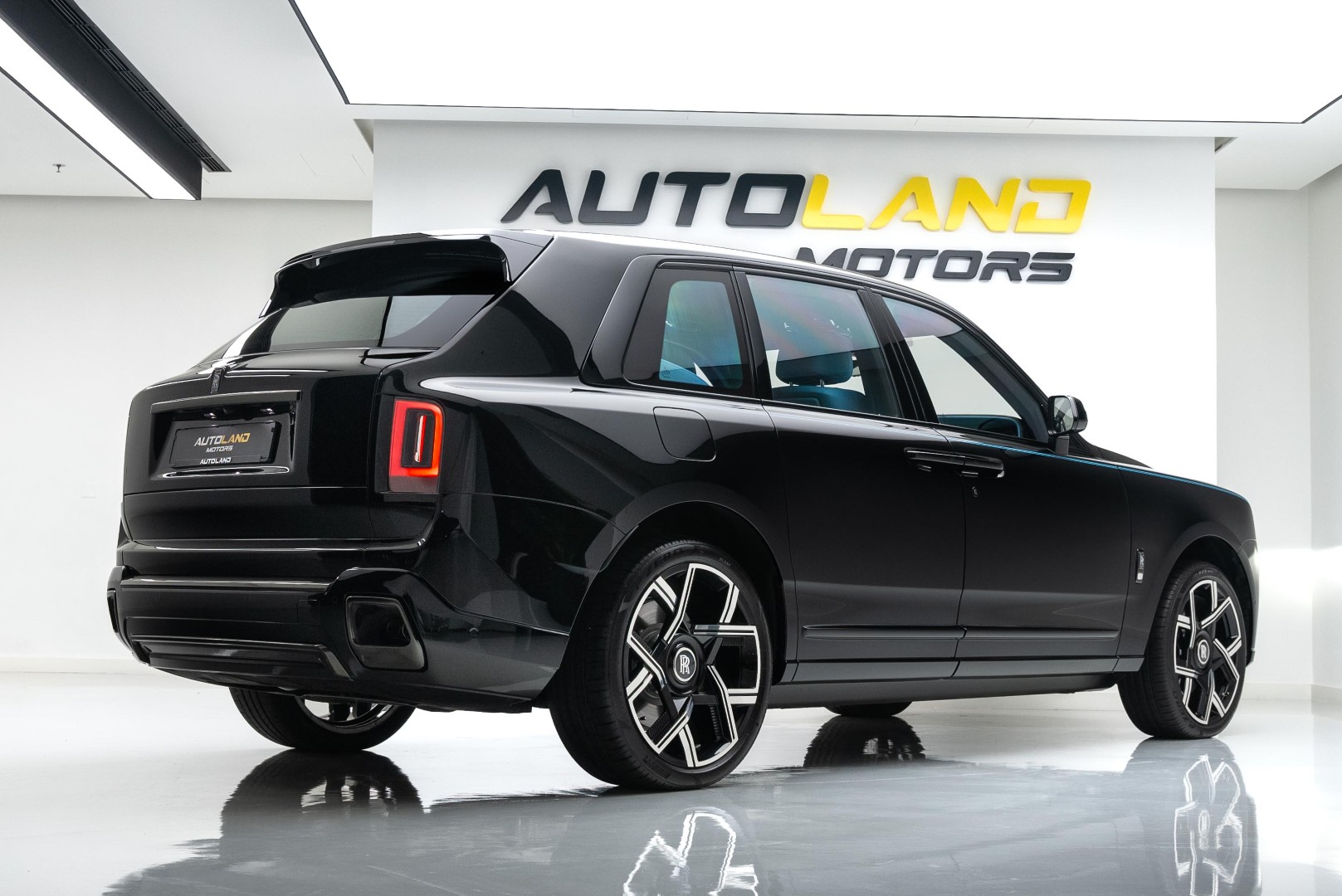 2025 ROLLS ROYCE CULLINAN BLACK BADGE. BESPOKE SOUND SYSTEM. VIP REAR SEATS. MAIN DEALER WARRANTY 